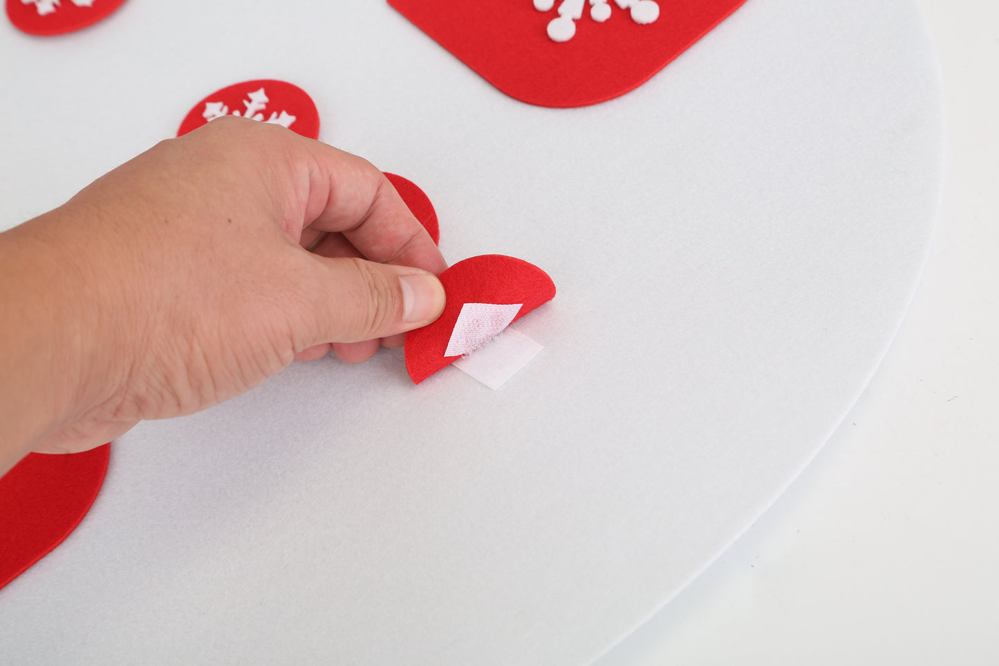 Felt Christmas Snowman Set DIY Felt Christmas Hanging Decorations Kits With 54Pcs Detachable Ornaments Xmas Gift For Toddlers