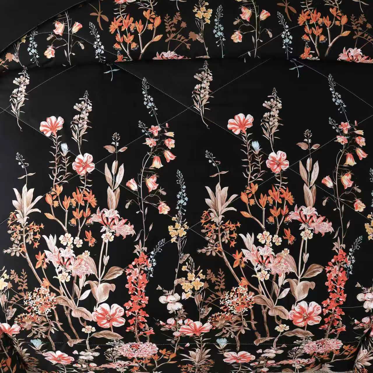 HeiSeFanHua Comforter