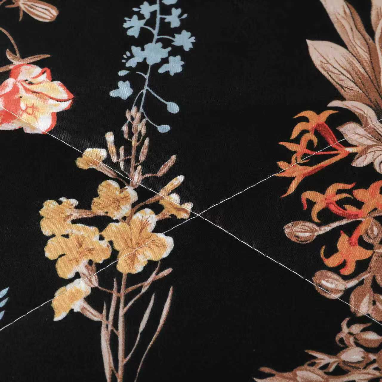 HeiSeFanHua Comforter